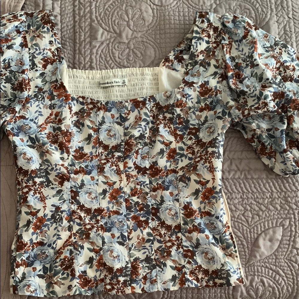 A&F White Fitted Ruffled Short Sleeve Blouse
